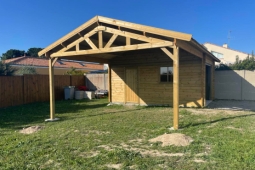 Garage en bois avec auvent